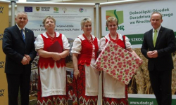 Świąteczny stół KGW Jaszkowa Górna na Pasażu Grunwaldzkim