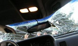 Wjechała autem do rzeki. Mężczyzna ją uratował