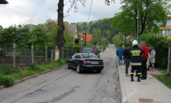 Bardo: Uderzył w krawężnik, chodnikiem szli piesi