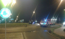 Utknął na środku ronda