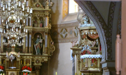 Zabytkowa lampa i żyrandol zniknęły z kościoła