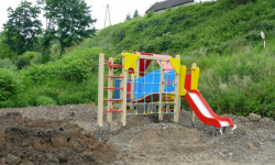 Czytelnicy narzekają na plac zabaw. Burmistrz: To niech narzekają dalej