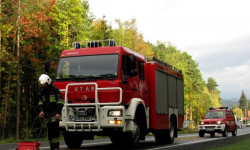 Utrudnienia w ruchu, strażacy usuwają plamę oleju