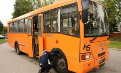 Uczniowie jeżdżą do szkół 30-letnimi autobusami, rodzice interweniują