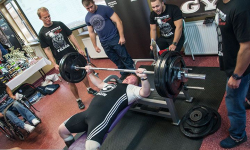 Kocyła wycisnął 240 kilogramów