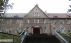Starostwo chce sprzedać budynek po byłym ogólniaku