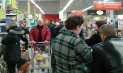 Co z tymi kolejkami do kas? Hipermarket z nowym systemem