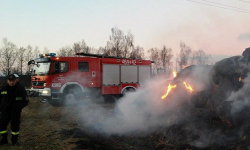 Pożar sterty słomy, samochodu i pojemników na śmieci