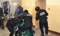 Zwiedzanie więzienia i pokazy szturmu grupy interwencyjnej