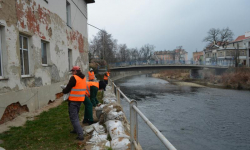 Więźniowie układali worki z piaskiem