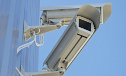 W biały dzień ukradli kamerę monitoringu. Później zrobili włam