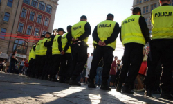 Nadal ufamy policji. Polaków nie zniechęciły dramatyczne wydarzenia