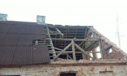 W Stoszowicach wiatr zerwał dach