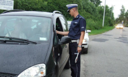 Pijany uciekał policji i uderzył w przepust. Rannego odwieziono do szpitala
