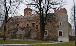 Kup bilet na Krzywą Wieżę i zwiedź zamek za darmo