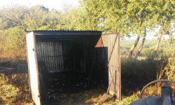 Spłonął garaż i łąka, strażacy nie dopuścili do ogromnego pożaru