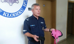 Zabrała ze sklepu torebkę i aparat fotograficzny