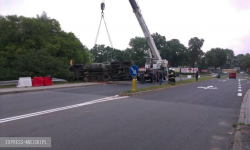 Ciężarówka wpadła do rowu. Utrudnienia na trasie