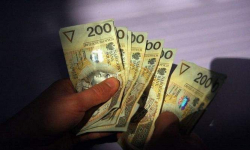 Jechał bez zapiętych pasów. Chciał wręczyć policjantom łapówkę