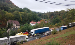 Wyciek paliwa po kolizji. Krajowa ósemka zablokowana