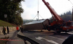 Ciężarówka uderzyła w przydrożne bariery. Ósemka zablokowana [AKTUALIZACJA]