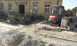 Utrudnienia na drodze wojewódzkiej w centrum Kamieńca Ząbkowickiego
