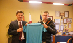 Starosta wręczył prezent juniorom Orła