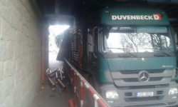 Ciężarówka utknęła pod wiaduktem. Utrudnienia na ul. Wrocławskiej [AKTUALIZACJA]