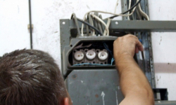 Kradli energię elektryczną. Za swój czyn odpowiedzą przed sądem