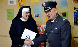 Funkcjonariusze rozdawali słodycze i składali życzenia 