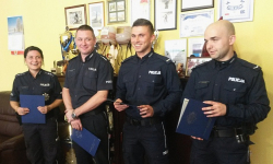 Uratowali samobójcę i ludzi z pożaru. Pogratulował im komendant 