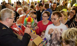 Paczki i ciasto na mikołajkach w podstawówce