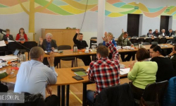 Na sesji o budżecie, uchodźcach i wyrokach sądowych. Pożegnano też zastępcę burmistrza