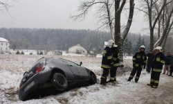 Zakończyła podróż w  rowie