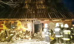 Strażacy gasili pożar do rana. Palił się parter domu