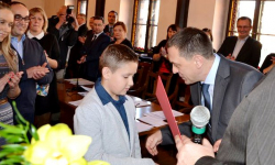 Radni podziękowali uczniowi za udzielenie pomocy kobiecie, która zasłabła