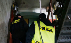 Policjanci wynieśli z płonącego domu schorowaną staruszkę