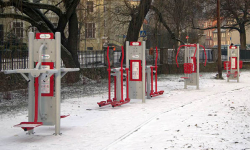 Obok rzeki stoi siłownia. Seniorzy chcą barierek zabezpieczających