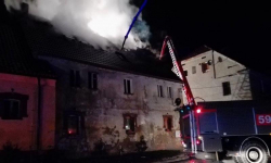 Spłonęły trzy mieszkania, jedna osoba w szpitalu. Pożar w Lipie