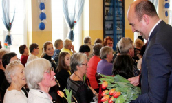 Kwiaty, muzyka i ciasto na Dzień Kobiet