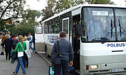 Zostali we wsi bez przystanku. Na autobus muszą iść kilka kilometrów