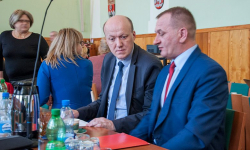 Na sesji powiatu o remontach, strategii rozwoju i potrzebach PCPR. Pożegnano też sekretarza