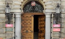 Mniej pieniędzy na pensje dla urzędników 