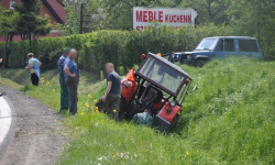 19-latka wjechała osobówką w traktor. Utrudnienia na krajowej ósemce