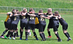 Młodzi piłkarze z Gniezna triumfują w Ząbkowicach Śląskich. Stanno Cup za nami