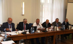 Sesję rozpoczęto minutą ciszy dla uczczenia ofiar zamachu w Nicei