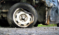 Wpadła w poślizg na łuku drogi i zderzyła się z ciężarówką