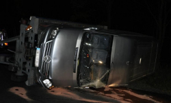 Laweta z mercedesem przewróciła się na jezdnię. Są utrudnienia [AKTUALIZACJA]