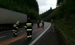 Utrudnienia na krajowej ósemce. Strażacy neutralizują plamę oleju