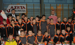 Piłkarskie Mikołajki. Zawodnicy „Orlika” otrzymali prezenty